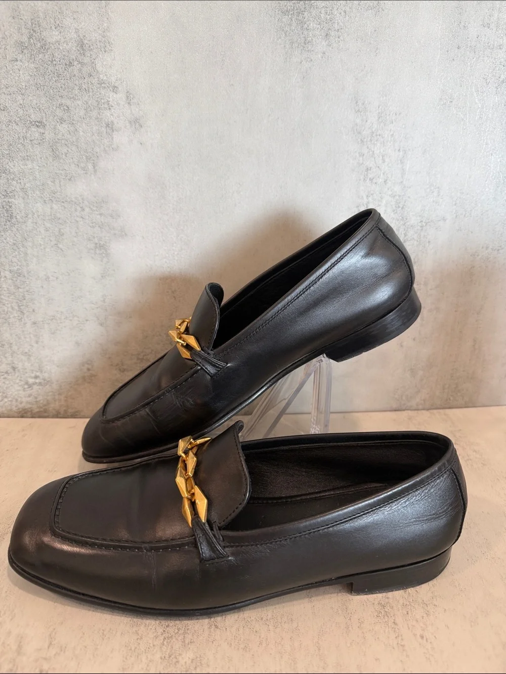 Classic Black Leather Men’s Loafers with Gold Chain Accent